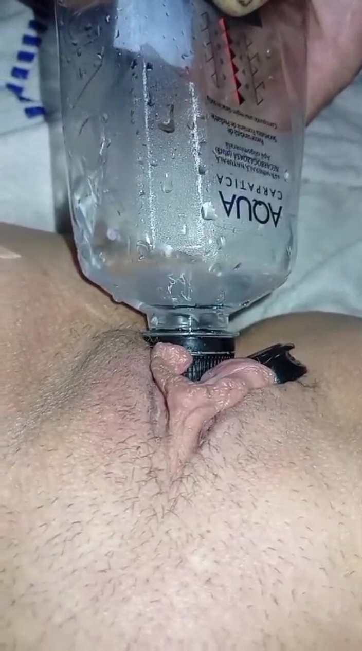 AgathhaA: Pon Agua De Una Botella En La Vagina