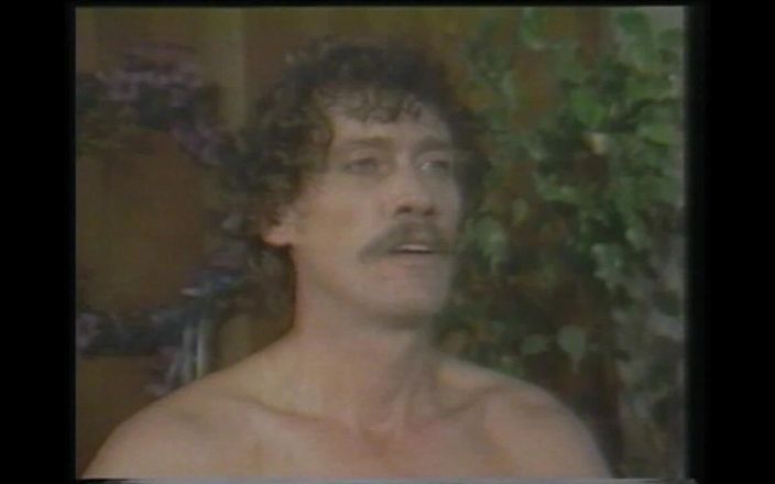 Vintage megastore: 拥有漂亮奶子的热辣老熟女被大鸡巴干并射在阴户上
