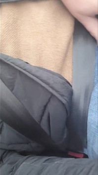 Esposa com tesão usando pantyvibrator em Shoppingmall