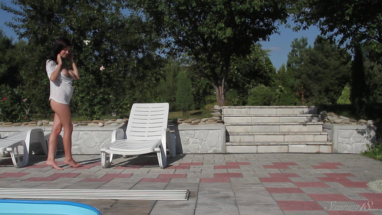 Stunning18: プールで裸