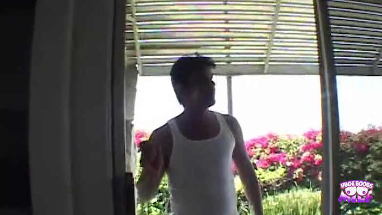 Huge Boobs MILF: Cewek seksi dengan toket besar ini dijilat dan nyepong kontol...