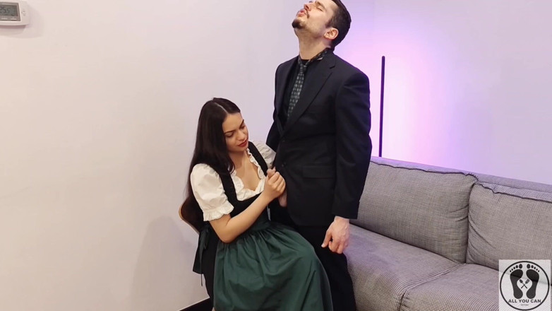 All You Can Fetish: Ana Spears si honí péro svého šéfa stříká na Dirndl zástěru