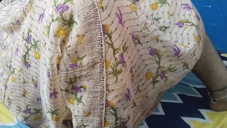 Divya X: 村のおばさんがサリーで激しく犯されました