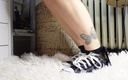 Raven Willow: Converse और Fishnets