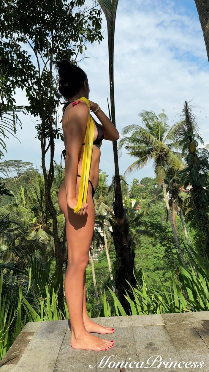 Princess Monica: Senaman luar untuk belakang, senjata dan pantat dalam bikini mikro