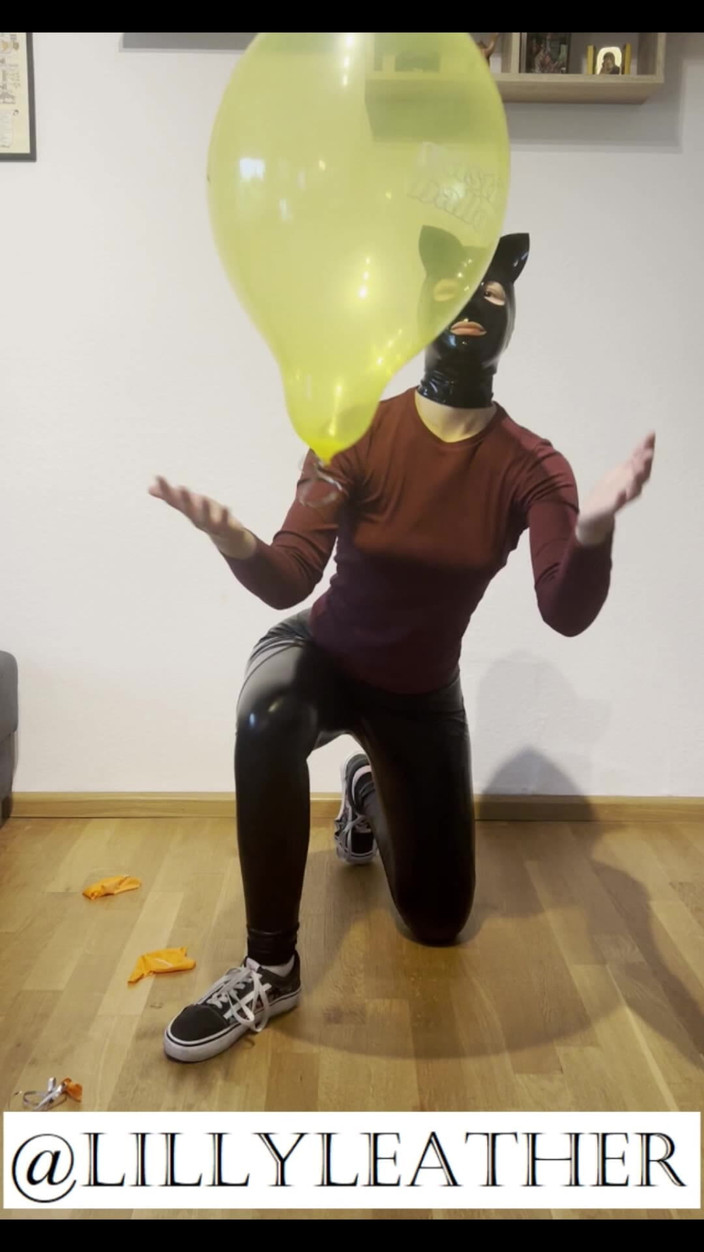 LillyLeather: La ragazza looner esce fuori 4 palloncini in abito carino e...