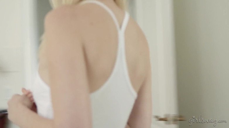 Girlsway: GIRLSWAY - Stay at my place