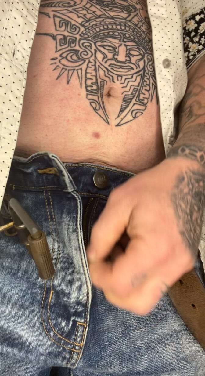 Tatted dude: Spogliarello con tatuaggi