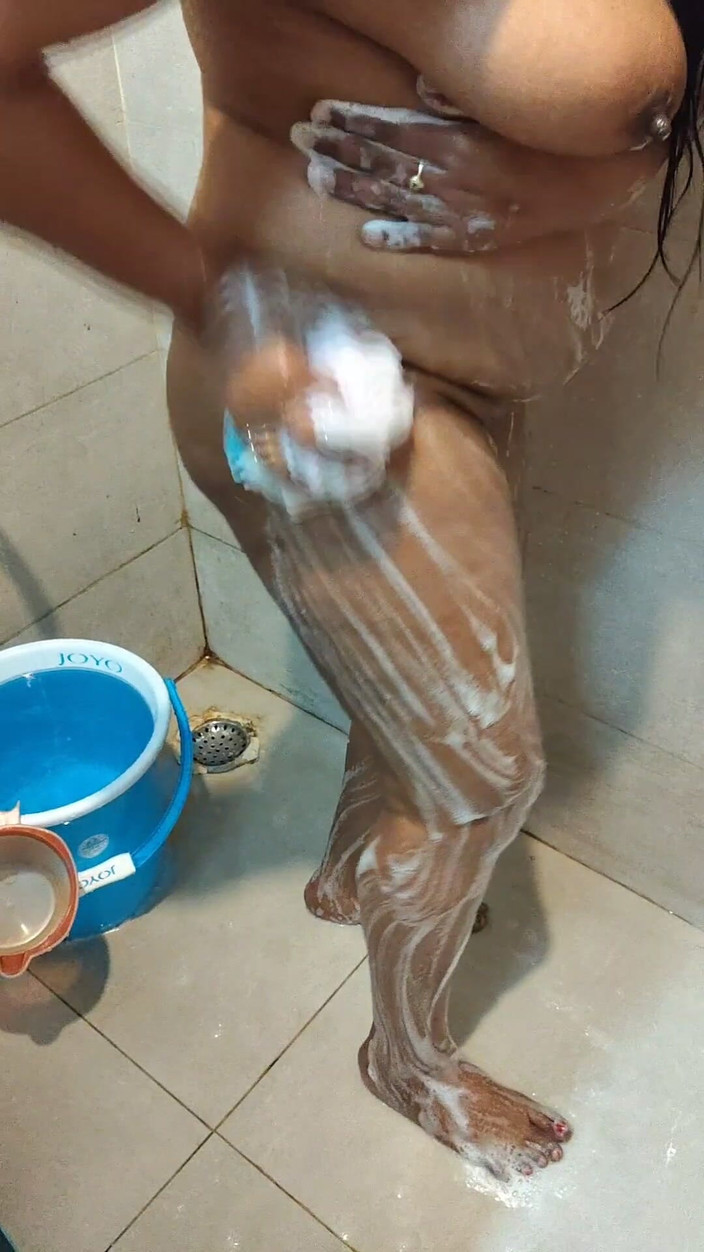 Midnight Pooja: Desi žhavá sexy indická bhabhi ve vaně v nahé koupeli