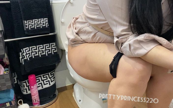 Pretty princess: Pee and Farts in Bathroom