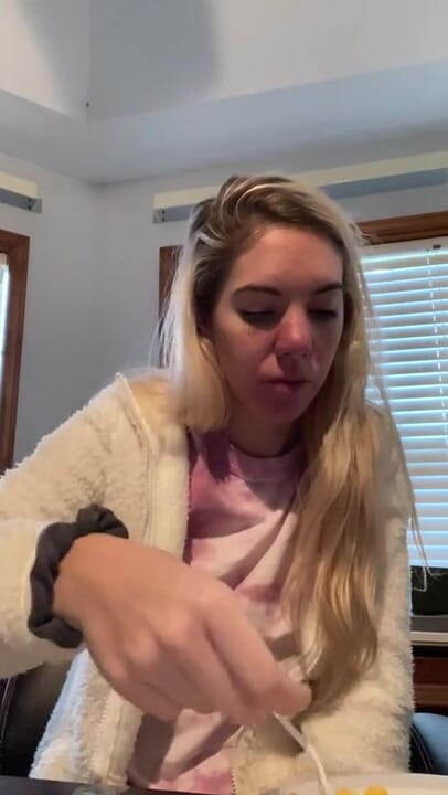 MissAlexiaC: Eating for 3 minutes