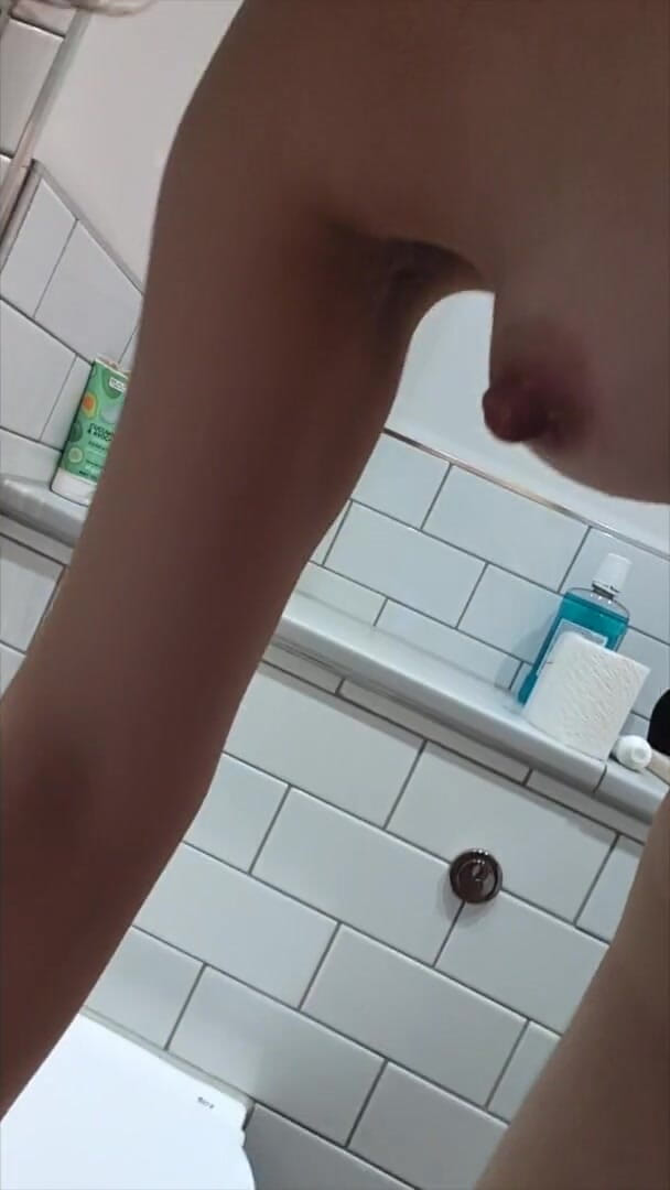BeautifulGoldenBabe: 알몸의 화장실 오줌 모음집 (7 클립)