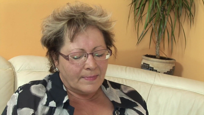 Solo Sex: Greedy granny enjoys dildo!