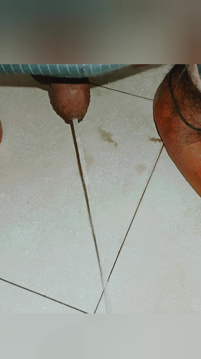 Hot sexy Sneha: Писяє у ванній кімнаті для дівчат