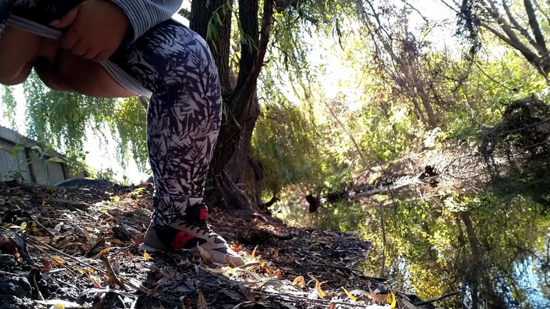 Elena: BBW in leggings pissing by the lake in a park