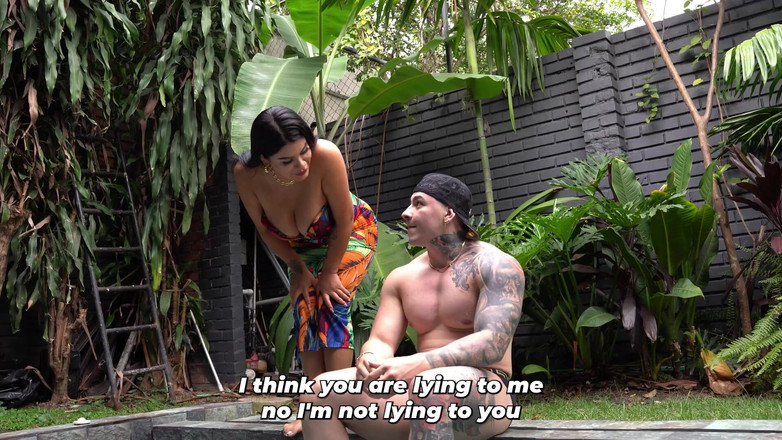 Issane: 继母和继子在丈夫不在时在泳池里做爱！