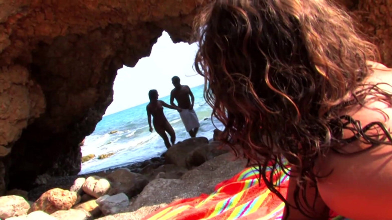 Amaspain: Une touriste surprise par deux putes sur la plage