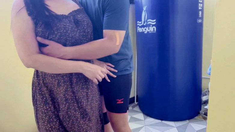 Nadalyne: 継母を連れて古い倉庫に行き、腫れた体を堪能しました