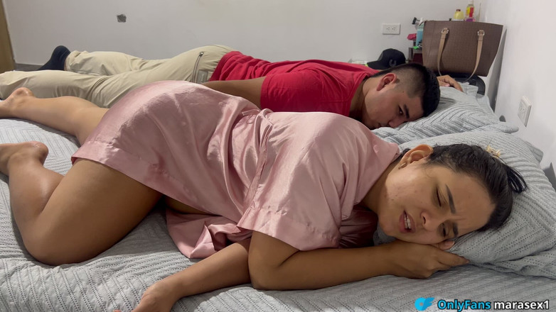 MaRaSexx: वह होटल के कमरे में अपनी सौतेली मम्मी को चोदता है