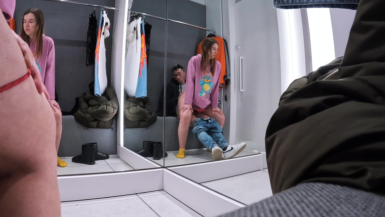 Addy Broke: Sex în public în mall - muie în vestiar