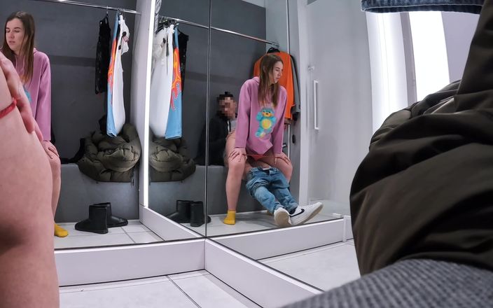 Addy Broke: Sex in der Öffentlichkeit in der Mall - blowjob in der umkleidekabine