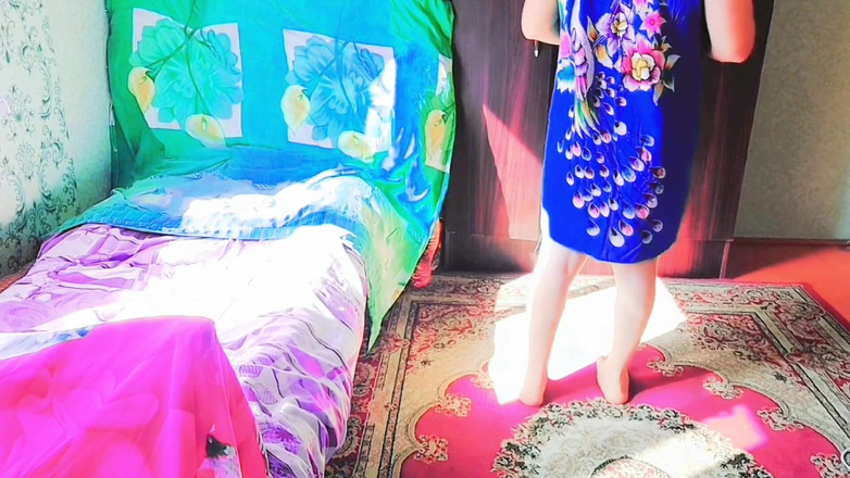 Kitty_Cross: 的变装者在镜头前跳舞，非常热