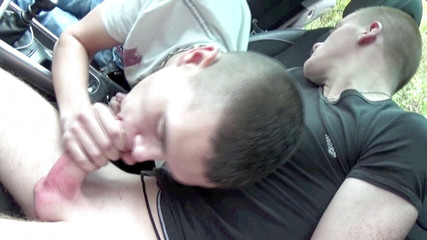 Crunch Boy: ゲイは彼の車の中で彼のまっすぐな友人を吸う