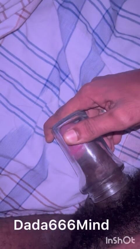 Zingaa: Indischer junge masturbiert mit glasglas