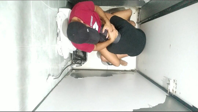 MiguellTrajano: 公共浴室里的无鞍繁殖 - 第1部分