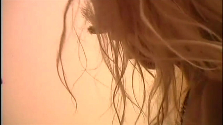 My real dirty life: 首先她自慰了一下，然后她吸吮鸡巴，然后把它全部含进她的阴户里