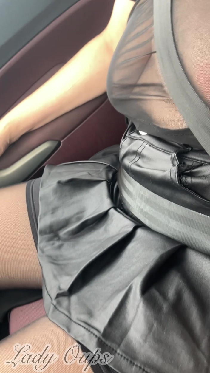 Lady Oups: Deri mikro etek çoraplı ve kaltak yakalı