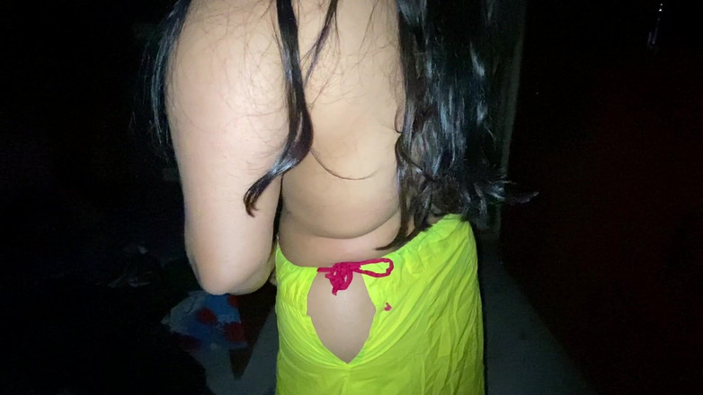 Tasnim Zara: Krásná desi kráska přichází z venčí a mění své sárí.