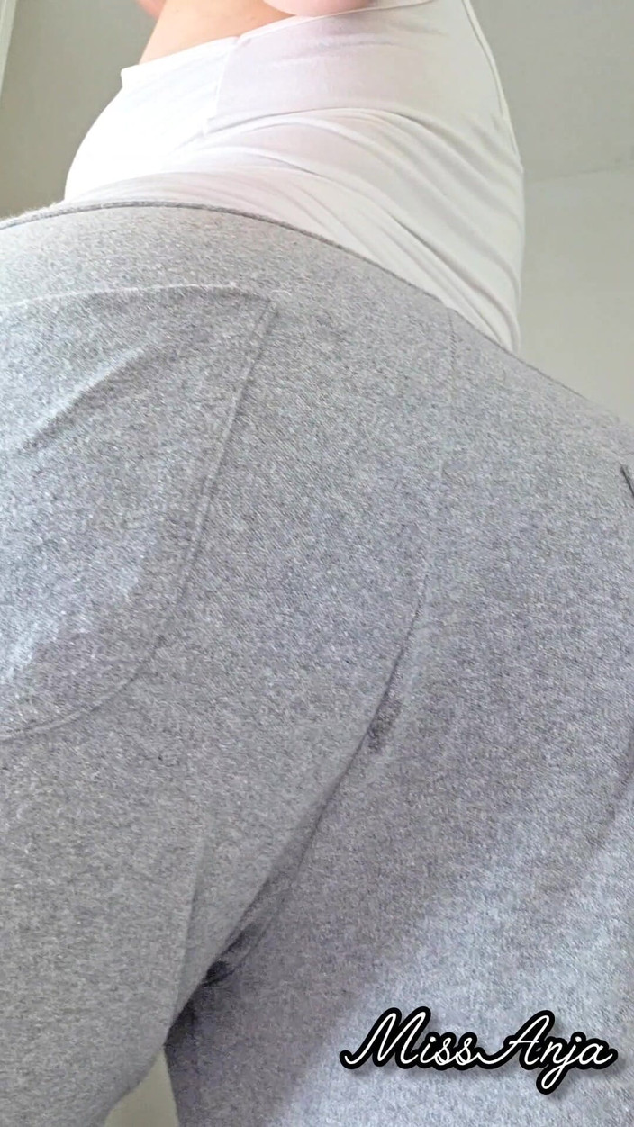 MissAnja_FH: Scoregge rumorose sudata nei miei pantaloni di tuta grigi