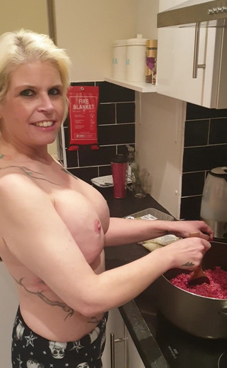 SkylerSquirt: Home Po ciężkich dniach pracy, więc dlaczego nie zrobić trochę...