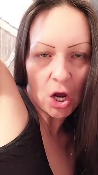 Позволь мне соблазнять тебя, как я облизываю мои подмышки, ласкаю их и люблю так, как тебе хотелось бы сейчас.