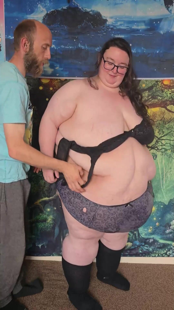 SSBBW Hunter: Товстушка роздяглася до нижньої білизни, частина 1