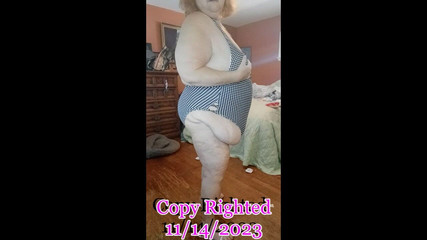 BBW nurse Vicki adventures with friends: Stygg MILF Sjuksköterska Vicki Försök på nya kläder del 2