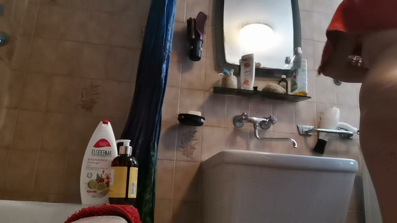 Nicoletta Embassi: Sprchový Rituál: Teplá Voda, Lather a Lesknoucí Se Kůže Čůrá a...