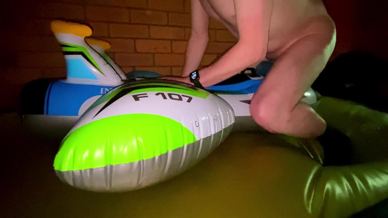 Aussie bi boy: L'aereo intex blu in lattice scopa sul letto ad acqua