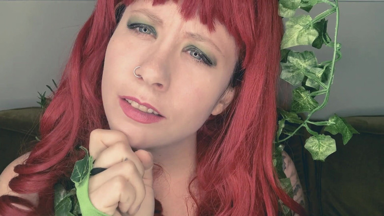 Deanna deadly: Ivys tease and poison kiss for POV superhero
