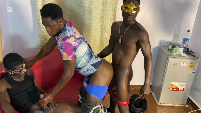 BlackDanie_production: Dva přátelé mě gangbang a dávají mi sprchu