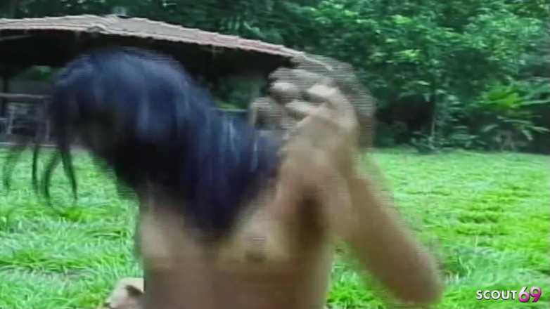 Shemale TS Collection: Sıska latin travesti yürürken erkekler tarafından anal sikiliyor