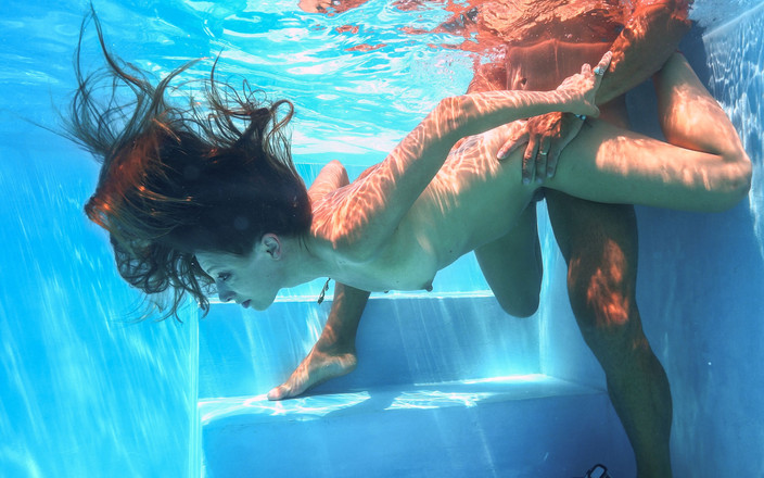 AproductionA: Talia Mint se učí, jak dýchat, sát šukání pod vodou