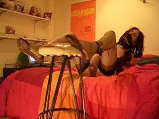 TVI Studios Val Parker: Кроссдрессер умоляет не щекотка ее ступней