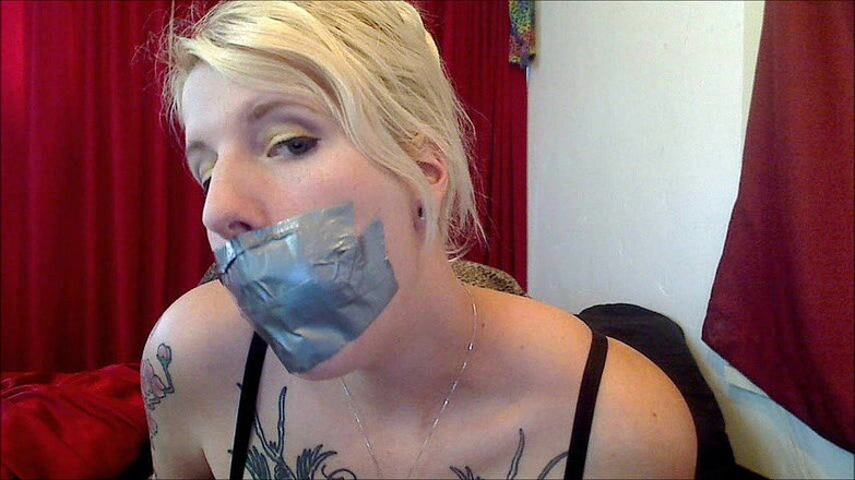 Selfgags classic: Elle s'étouffe mieux que l'actrice hollywoodienne bâillonnée du film