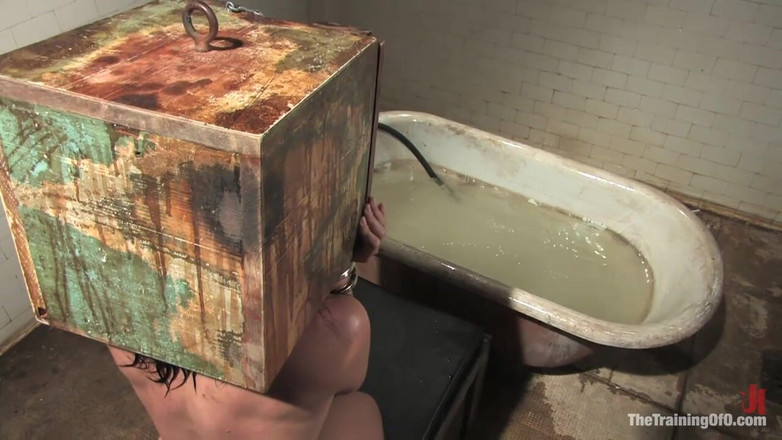 The Training of O by Kink: Latihan Julie Night, Hari Pertama