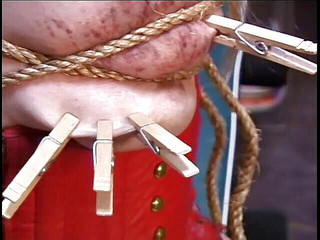 Dark Dungeon Secrets: Fată în roșu cu țâțele futute și sfârcurile prinse