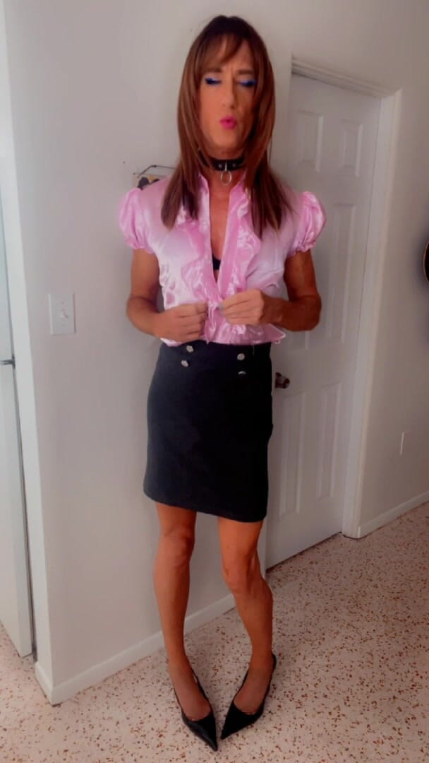 TVI Studios Val Parker: Sexy crossdresser se svléká a mrdka ukazuje její bosé nohy