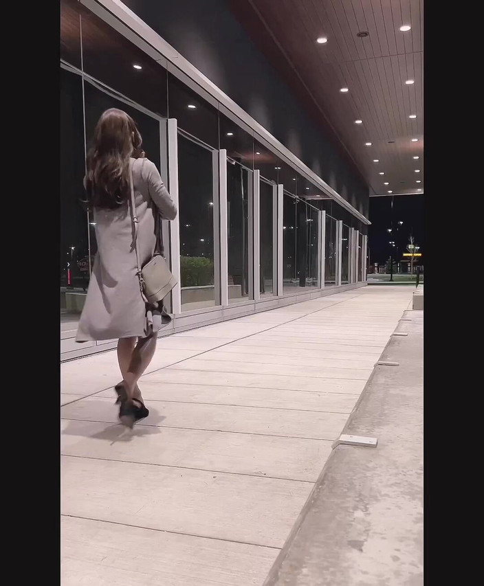 Eva Pans: Pamer badan di pusat perbelanjaan