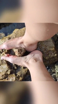 Footjob di Laut